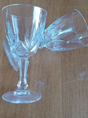 Clear Cut Crystal-Style Wine Goblet - Clear Glass Stemware